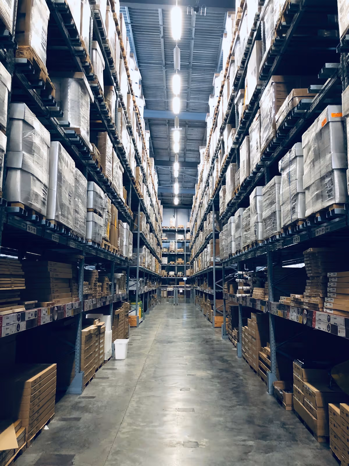 Centro de almacenamiento y distribución logística con cross-docking